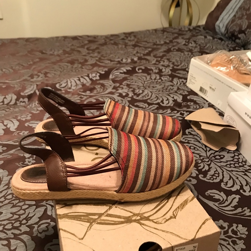 BOC Dark brown shoes with stripe fabric. Size 7.5 Euro 38.5 M. GC.